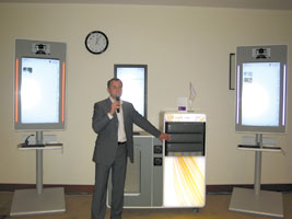 LTE вживую: слева и справа – экран терминала, в центре – антенна и БС, терминал размером с анализатор – за ширмой