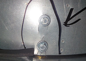 Усталостные трещины на лопастях воздушного клапана вследствие высоких скоростей воздуха