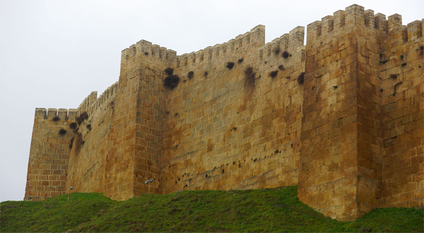 Стены цитадели Нарын-кала