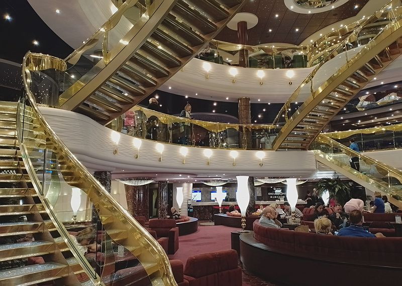 Холл с лестницей со стразами