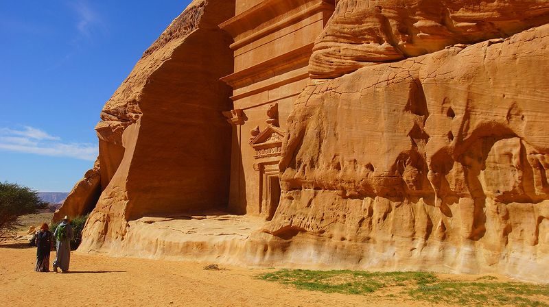 У охраняющих вход в гробницу орлов отломаны головы