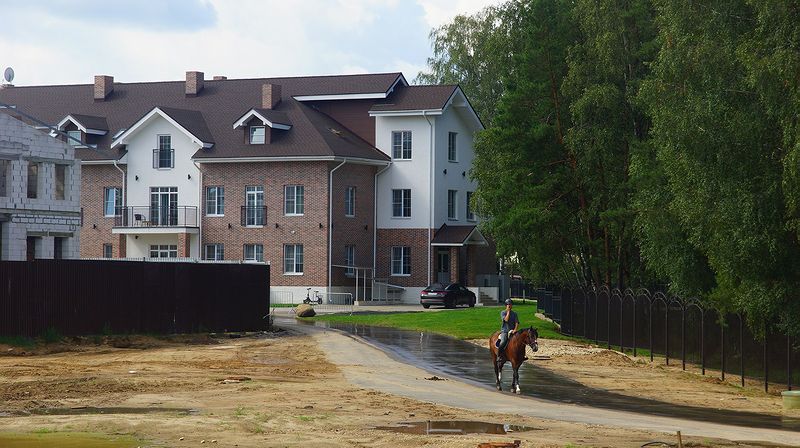 Из гостиницы на манеж