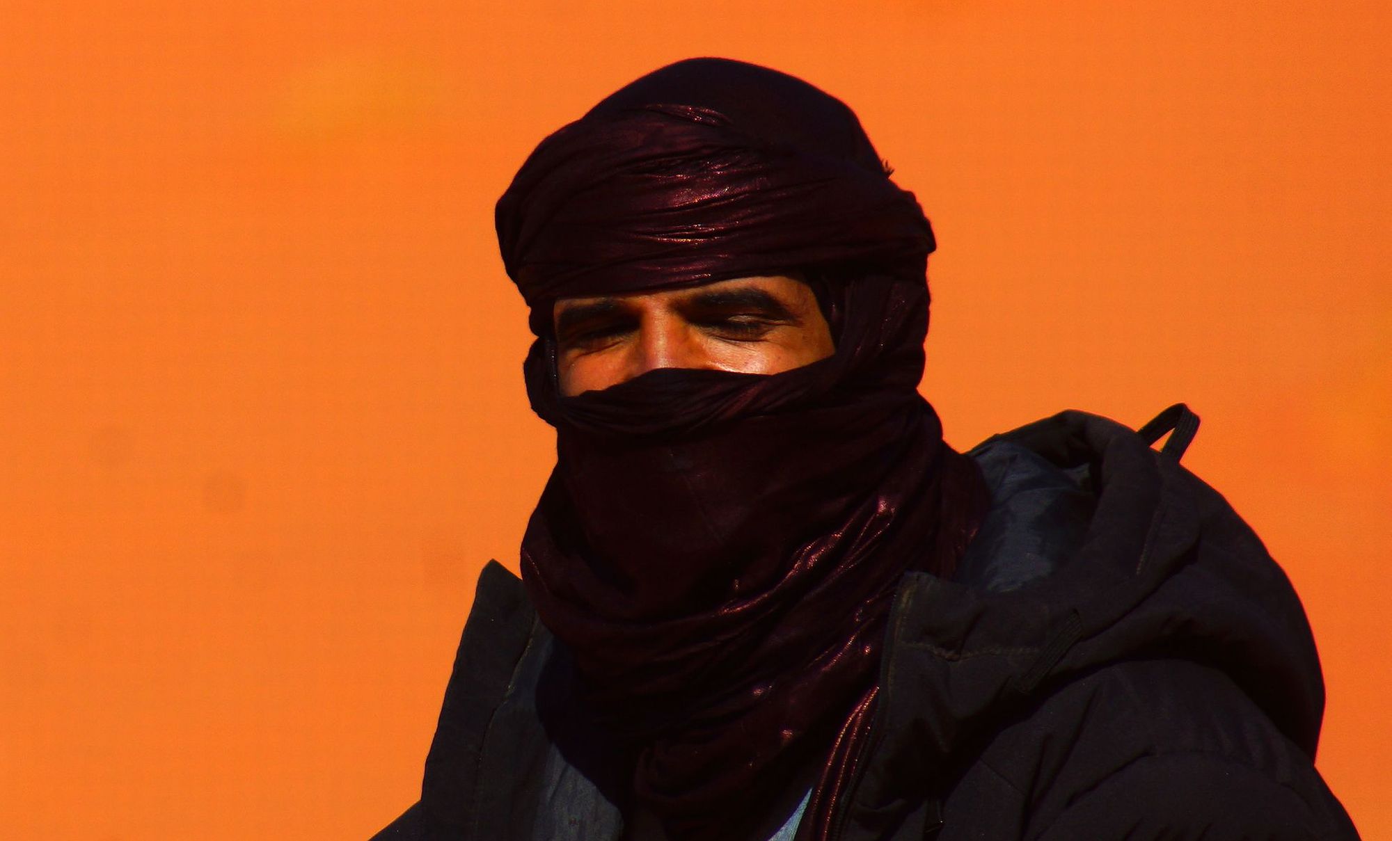 Вуаль не только защищает от песка, но и препятствует идентификации