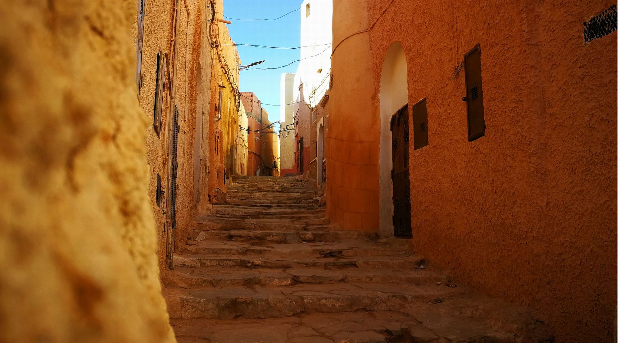Провода напоминают, что мы не в средневековье