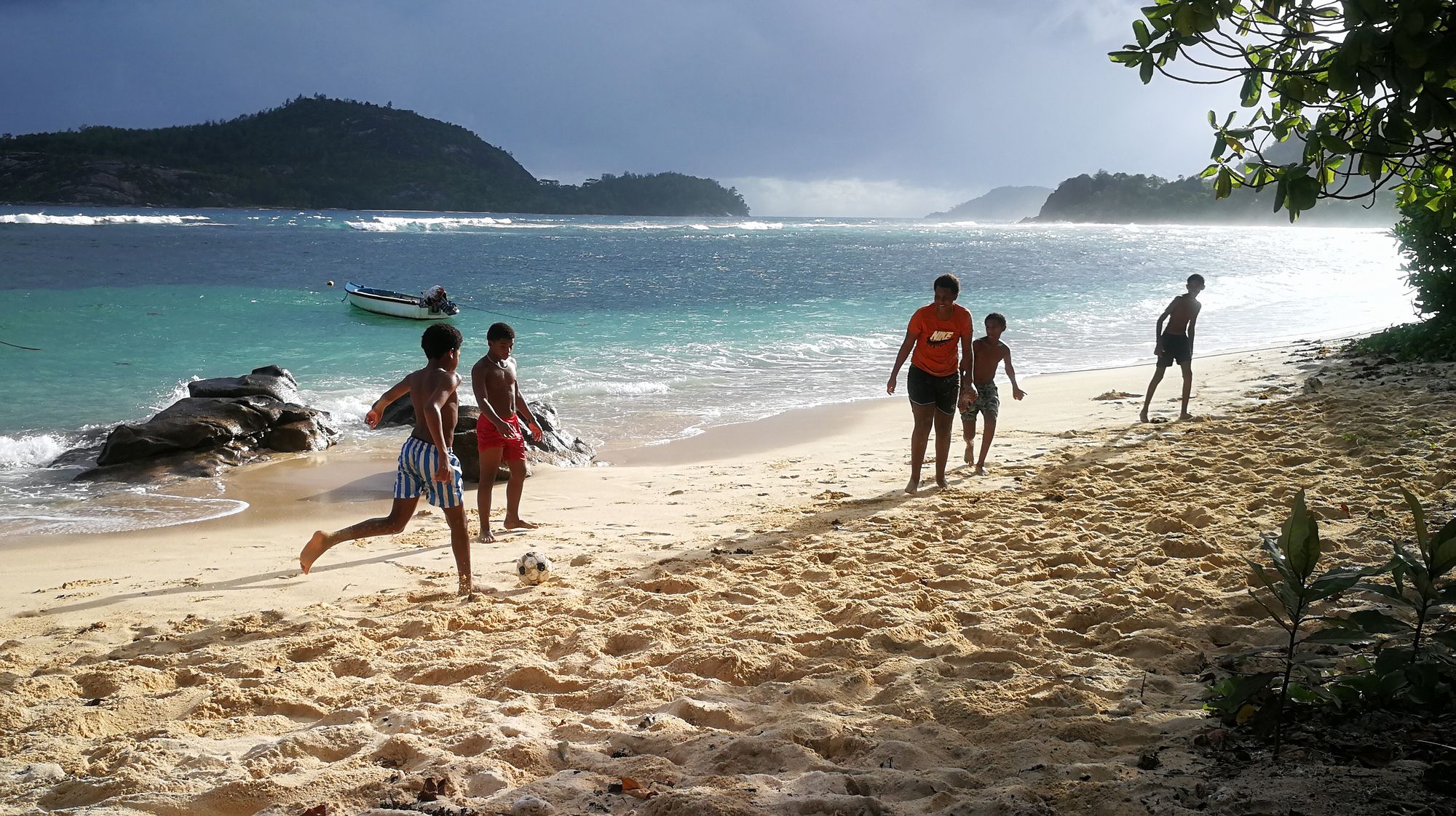 Детский футбол на пляже