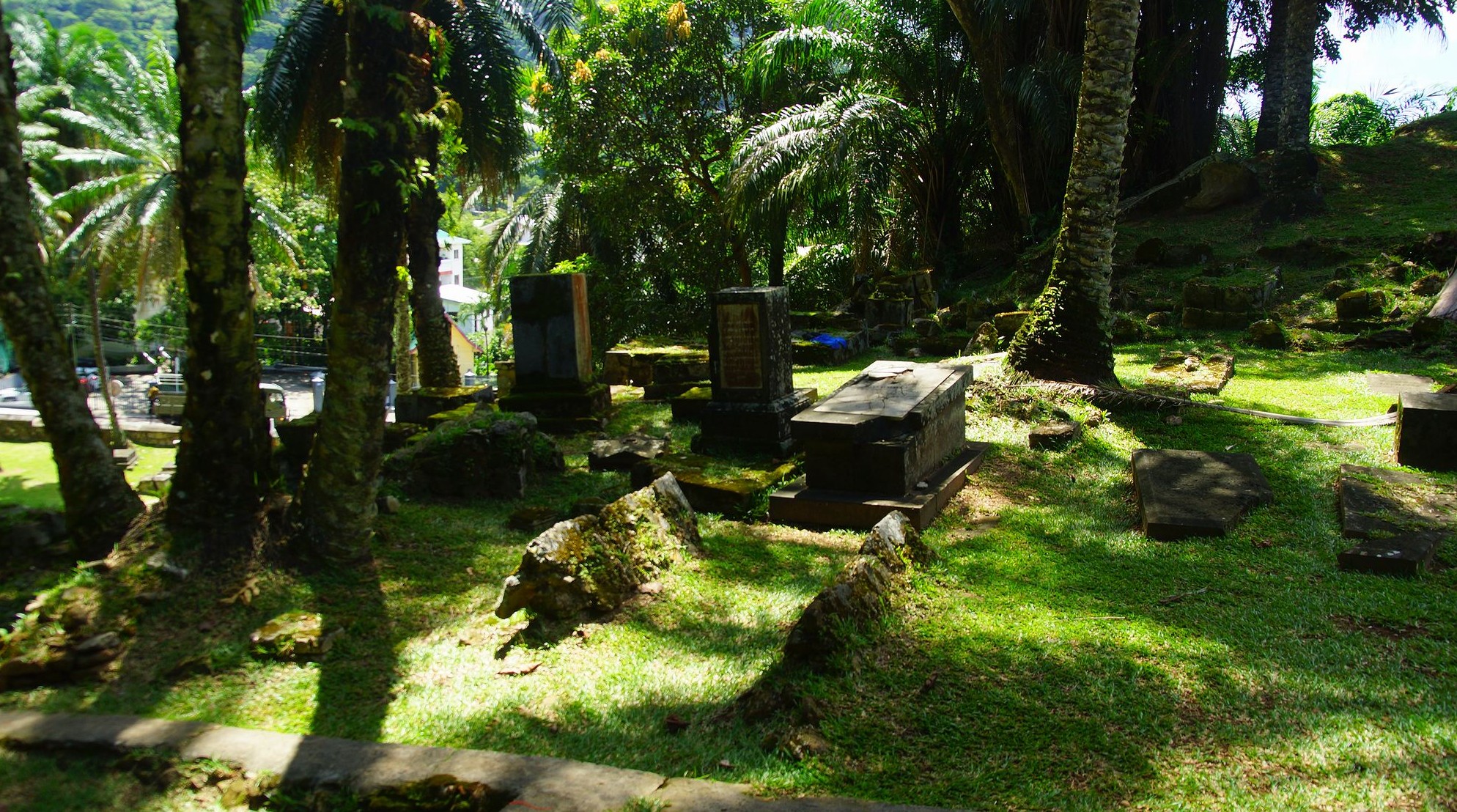 Старинное кладбище