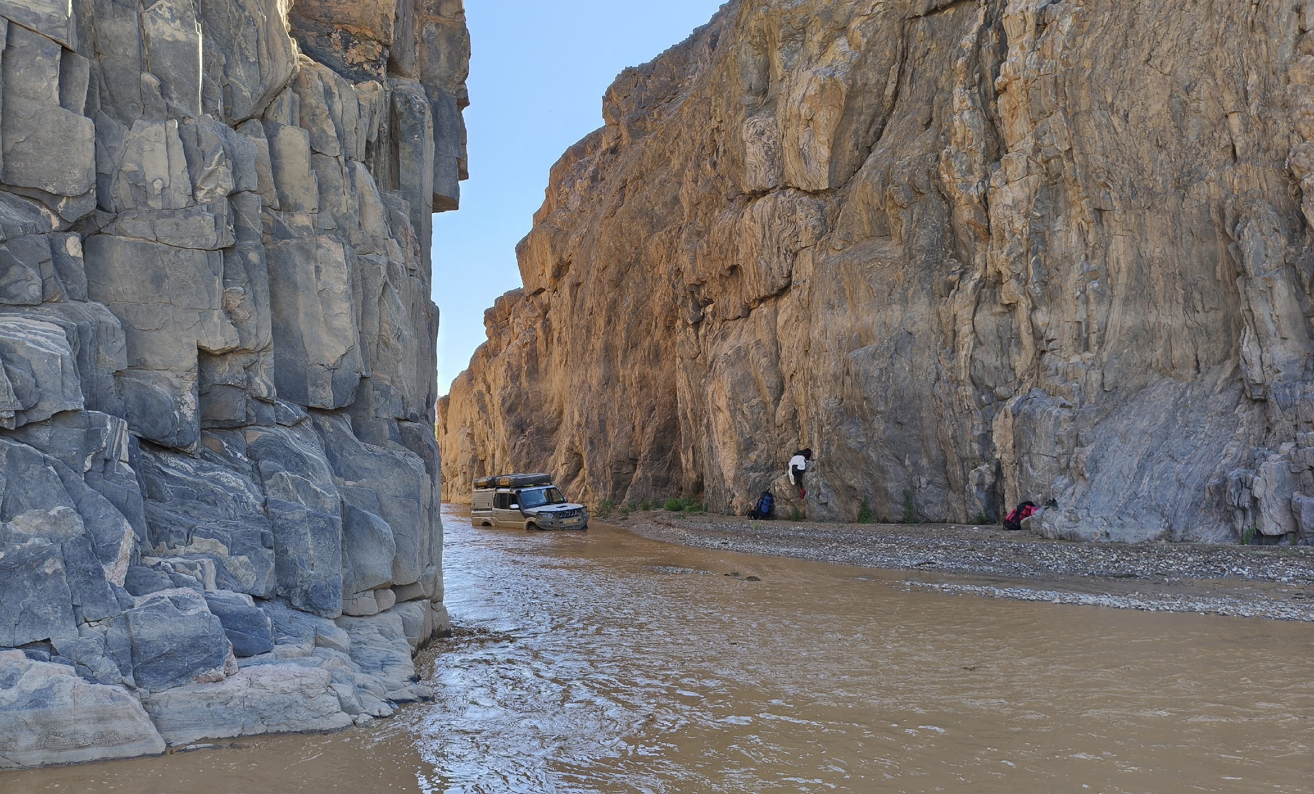 Наша машина, застрявшая в реке