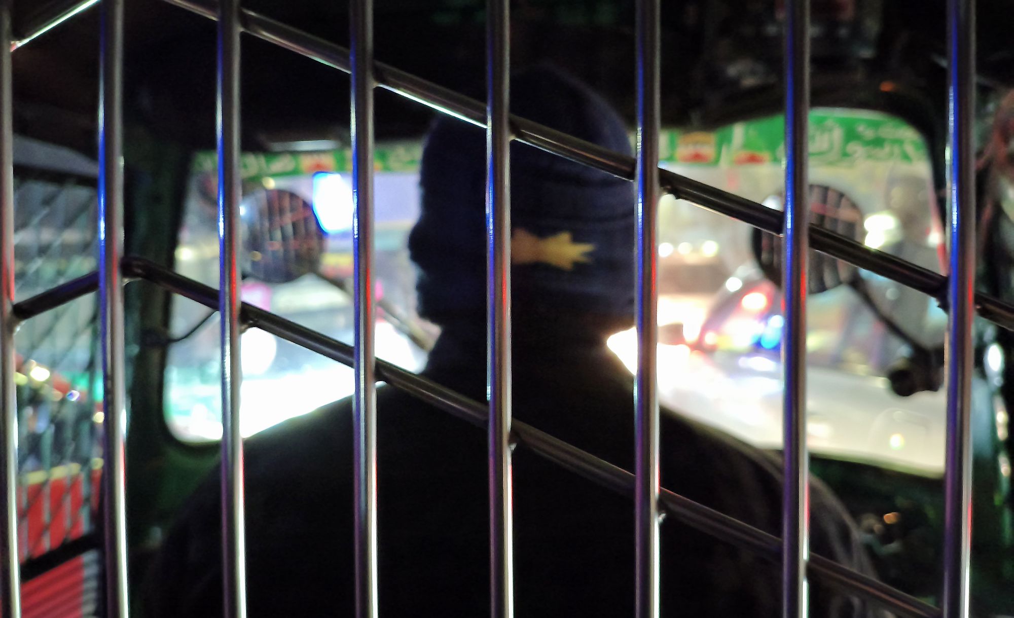 Пассажира лучше держать за решеткой