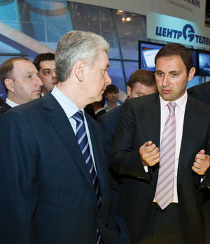 С. Асланян, президент «Ситроникса» (справа), знакомит руководителя аппарата Правительства РФ С. Собянина с деталями проекта