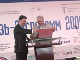 С. Приданцев и Н. Мардер. Роль ленточки сыграл ноутбук