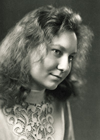 Платье вышивала сама 